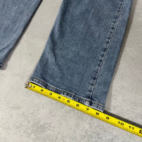 Wrangler Relaxed Fit Straight Leg Denim Medium Wash Jeans - Size: 34x30 - Picture 4 of 8